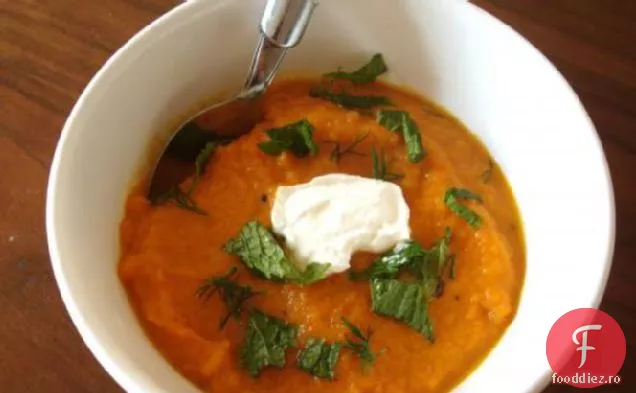 Supa de morcovi Curry a nomadului feminin
