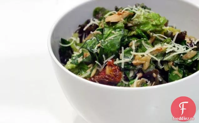 Salată Orzo cu migdale de rozmarin și roșii uscate la soare