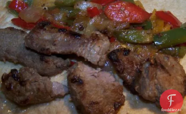 Se Amestecă Fajitas De Vită Prăjită