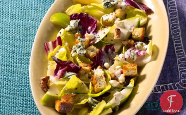Salată de andive, pere și brânză albastră