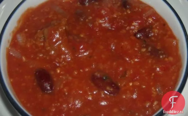 Pizza De Pui Înnegrită Cu Salsa Galbenă De Roșii