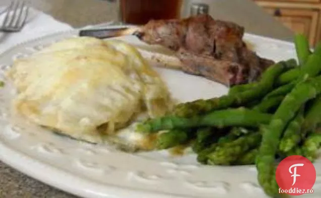 Gratin de aur Yukon cu ardei iute, coriandru și brânză