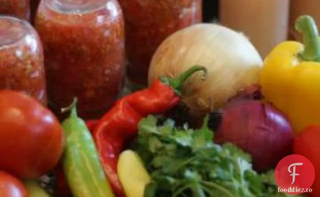 Salsa proaspătă de casă pentru conserve