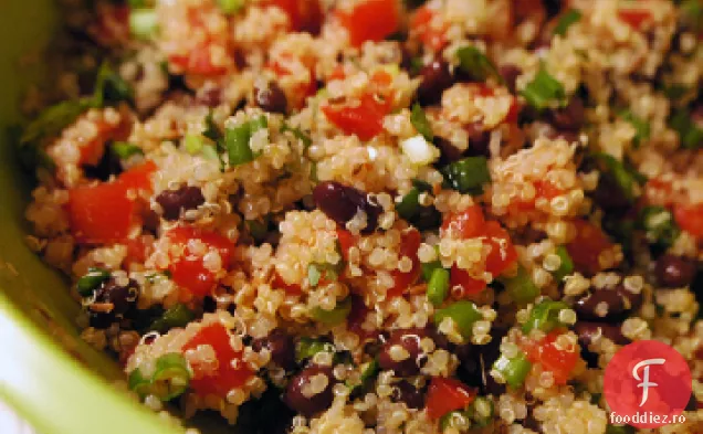 Salată de Quinoa cu fasole neagră și roșii
