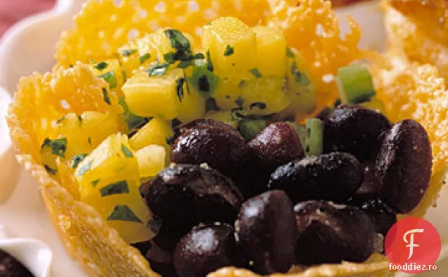 Fasole bestială cu Salsa de Mango în cupe de Cheddar