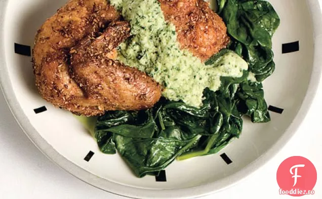 Găini Cornish prăjite cu condimente cu sos de castraveți-iaurt