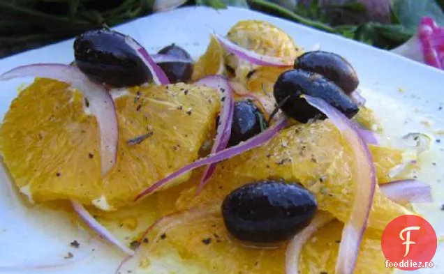 Salată de portocale, ceapă roșie și măsline negre