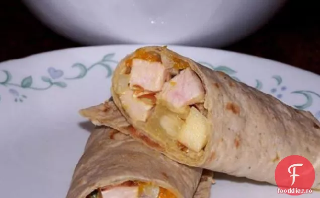 Salată de fructe, nuci și pui cu sos de maioneză curry