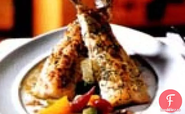 Păstrăv de pârâu cu nuci pecan, lămâie și unt brun de pătrunjel