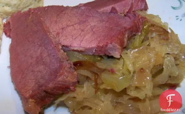 Piept de vită afumat cu varză murată și găluște