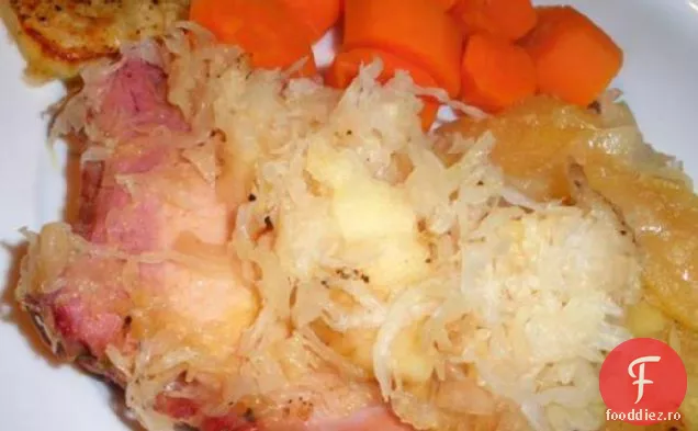Cotlet De Porc Afumat Cu Varză Murată, Cartofi Și Sos De Mere
