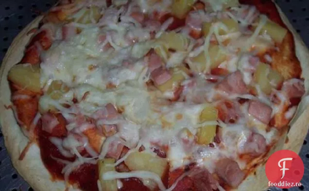 Pizza hawaiană umplută cu brânză