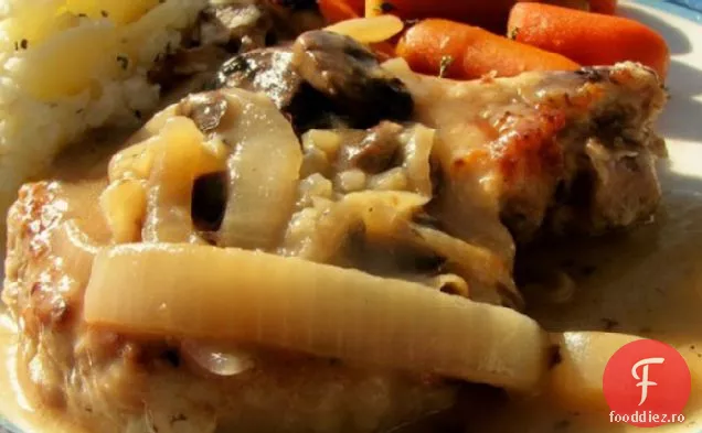 Cotlet De Porc Cu Sos De Ceapă De Ciuperci