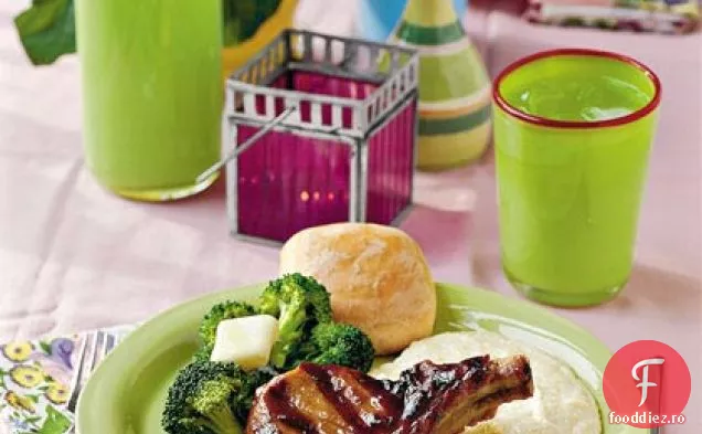 Cotlet de porc Chipotle de arțar la grătar pe grâu Gouda afumat