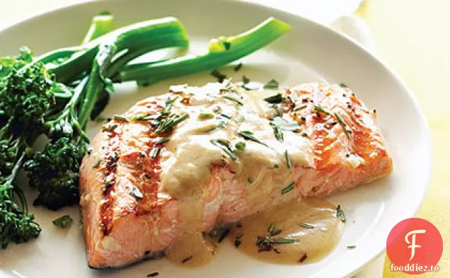 Somon la grătar cu sos de muștar-vin