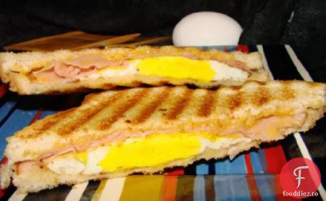 Sandwich Pentru Micul Dejun La Grătar