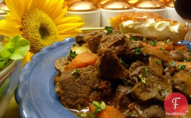 Boeuf En Daube-Tocană Clasică Franceză De Vită Burgundă (Bourguignon)