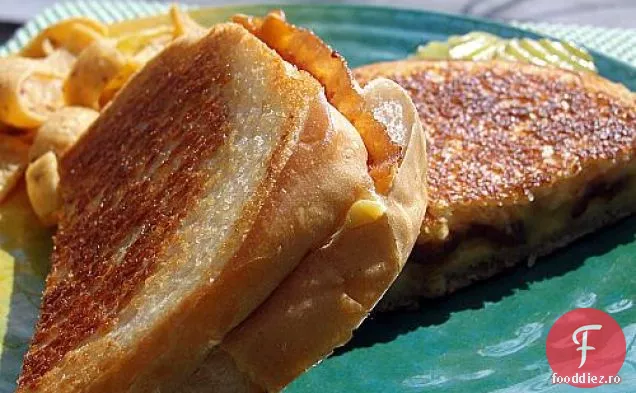 Sandwich Cu Brânză Și Slănină La Grătar