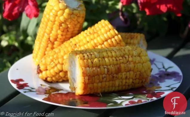 Porumb gătit în coji pe grătar cu unt de Chile-Lime