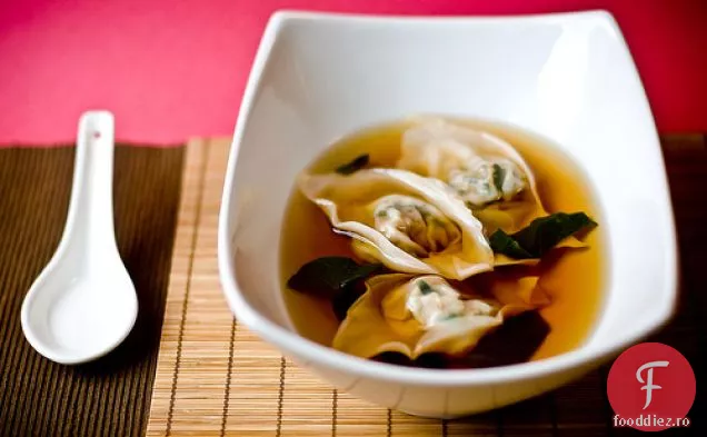 Broccoli chinezesc Wontons într-un bulion ușor de ghimbir-soia