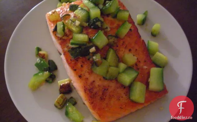 Somon Sălbatic Sotat Cu Castraveți Cu Unt Brun