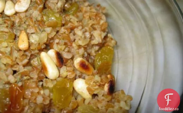 Pilaf Bulgar parfumat cu tei cu stafide și nuci de pin