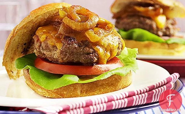 Burgeri Bacon-Cheddar cu ceapă caramelizată