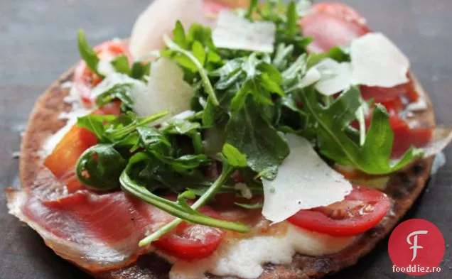 Pizza cu pâine plată de 5 Minute cu Prosciutto, rucola și Mozzarella