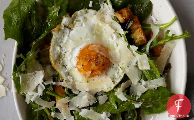 Verdeață de păpădie cu ou prăjit, crutoane și pansament de hamsii de la 'Franny' s