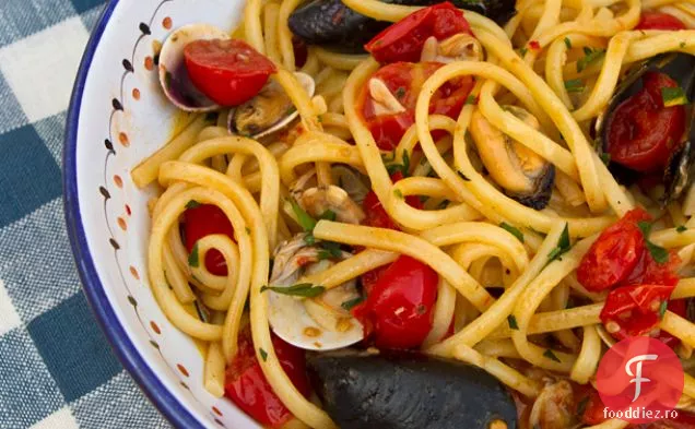 Spaghete cu scoici, midii și roșii