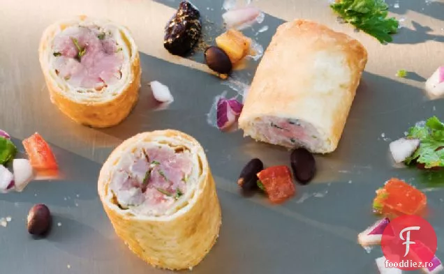 Burrito De Ton Cu Salsa Proaspătă Și Dip De Fasole Neagră