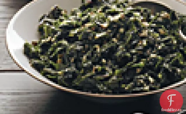 Varza kale saut cu usturoi, șalotă și capere