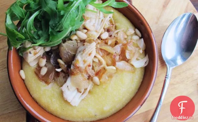Mămăligă cremoasă cu pui, șalotă caramelizată, rucola
