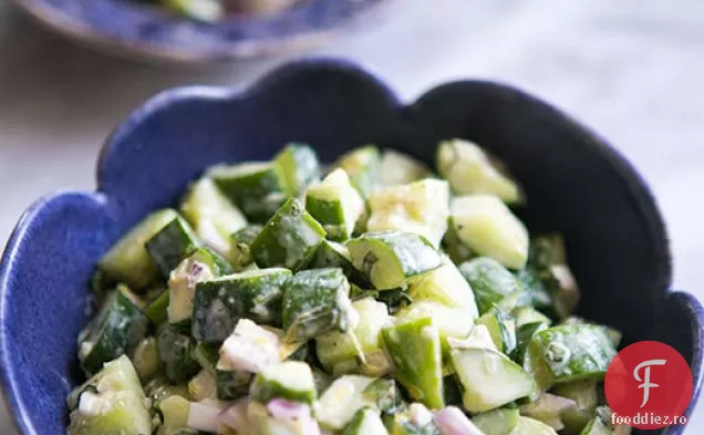 Salată de castraveți cu pansament Tahini