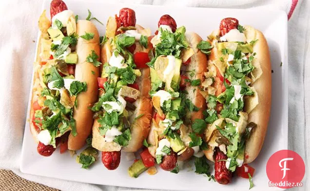 Hot dog învelit cu slănină cu Avocado, roșii, ceapă, maioneză și chipsuri de cartofi