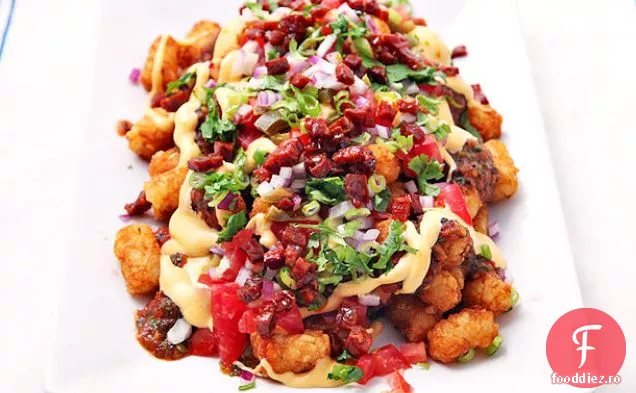 Totchos (Tater Tot Nachos) cu sos de brânză, Salsa de roșii carbonizate, Chorizo și jalape Murat Corkosos