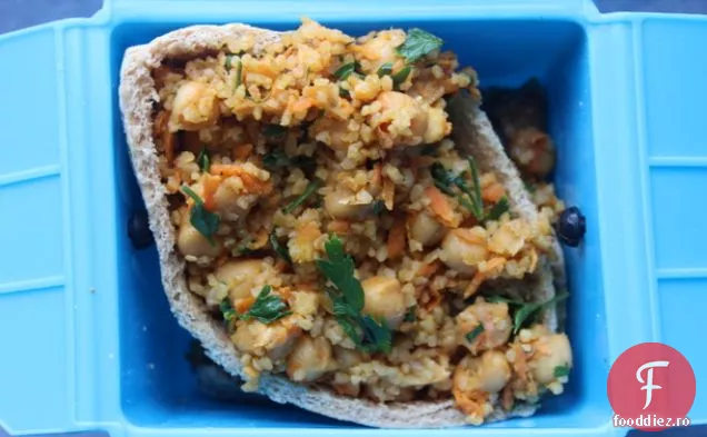 Buzunare Bulgur pita cu năut condimentat, morcovi și Tahini