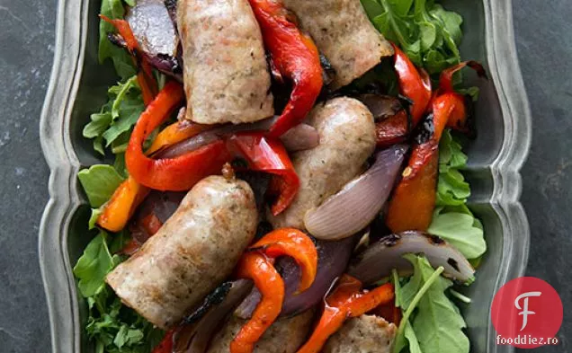 Cârnați italieni la grătar cu ardei, ceapă și Rucola
