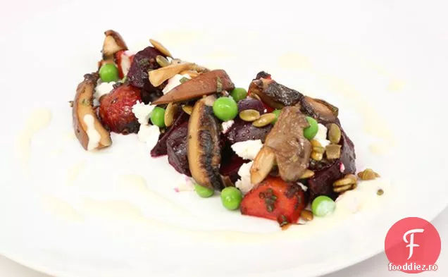 Salată de ciuperci sălbatice, sfeclă prăjită și brânză de capră cu ceapă pur și simplu