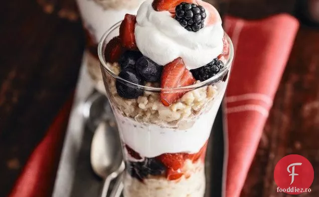 Parfaits de fulgi de ovăz și fructe de pădure proaspete cu cremă Chantilly de la ' Treme