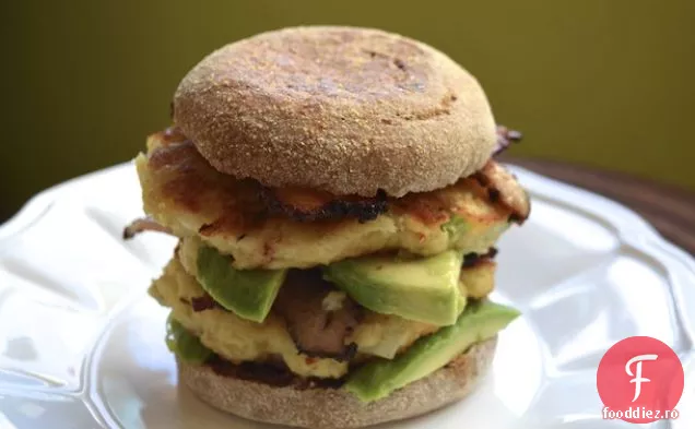 Sandvișuri cu tort de Crab dublu stivuite cu Avocado și slănină