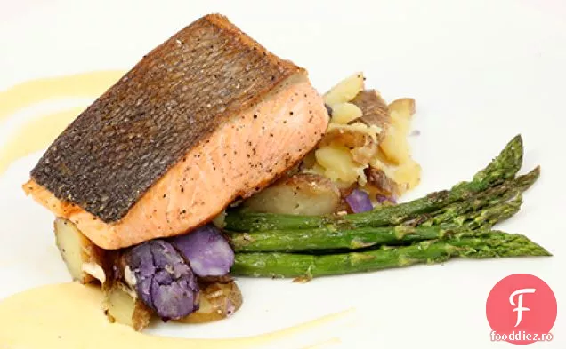 Crispy-Skin King Salmon cu sparanghel prăjit, cartofi Fingerling și sos Hollandaise
