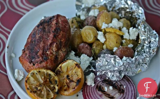 Pâine de carne la grătar în stil grecesc cu cartofi cu ierburi și lămâie la grătar
