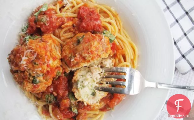 Chiftele de pui cu spaghete și parmezan
