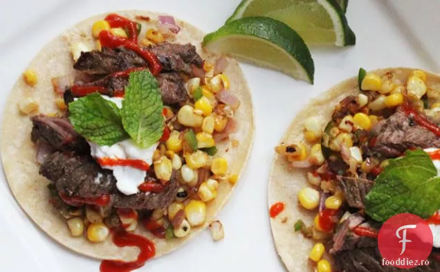 Tacos ușor de friptură cu porumb carbonizat și Sriracha