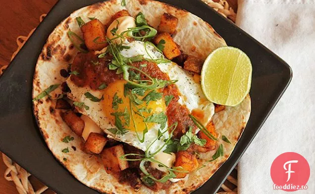 Tacos pentru micul dejun cu cartofi crocanți, Chorizo și ou prăjit