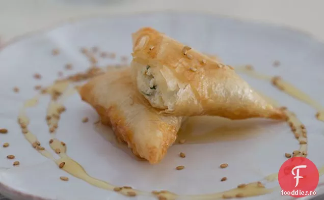 Triunghiuri Phyllo umplute cu brânză proaspătă (briouats bil jben)