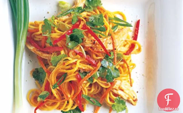 Salată asiatică picantă de tăiței și pui