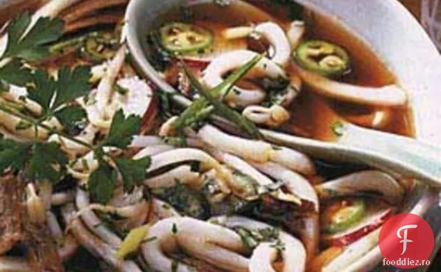 Supă vietnameză picantă de vită și tăiței