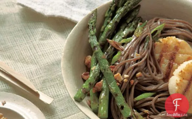 Soba cu sparanghel la grătar și scoici de mare cu sos dulce Miso